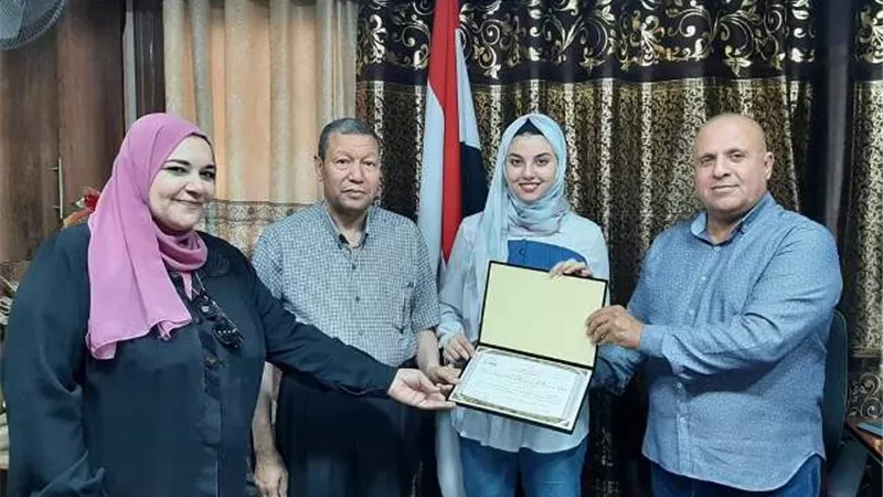 وكيل تعليم دميـاط يستقبل الطالبة الحاصلة علي المركز الأول