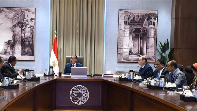رئيس الوزراء يتابع مع محافظ أسيوط موقف تنفيذ المشروعات بالمحافظة
