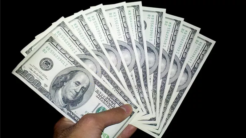 الدولار يتعافى بفضل قوة سوق العمل الأميركية