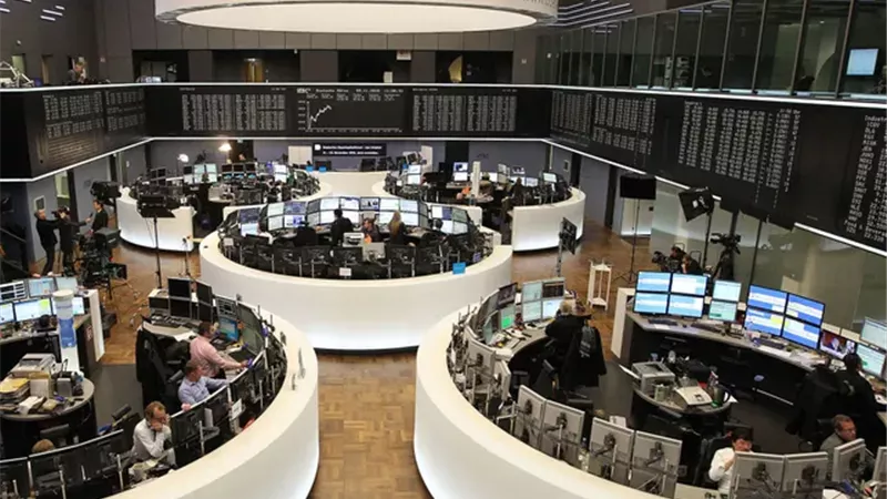 مخاوف رفع الفائدة تدفع أسهم أوروبا لأدنى مستوى في 14 أسبوعا