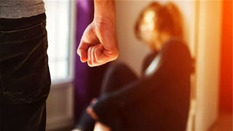 تفاصيل استغاثةفتاةمن تعدي والدها على والدتها بالسب وإطلاق النيران