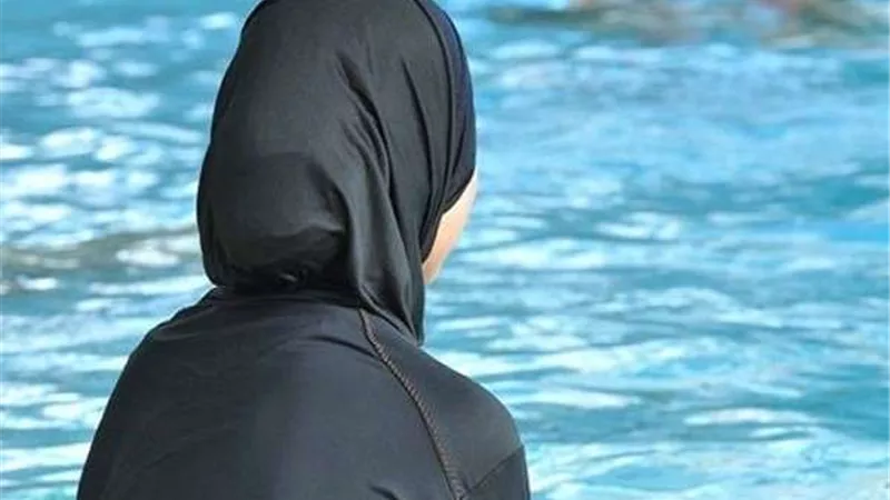 هل يجوز السباحة بالمايوه الشرعي