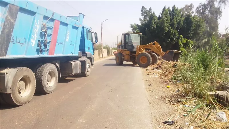 أسيوط تواصل رفع نواتج تطهير الترع والمجاري المائية