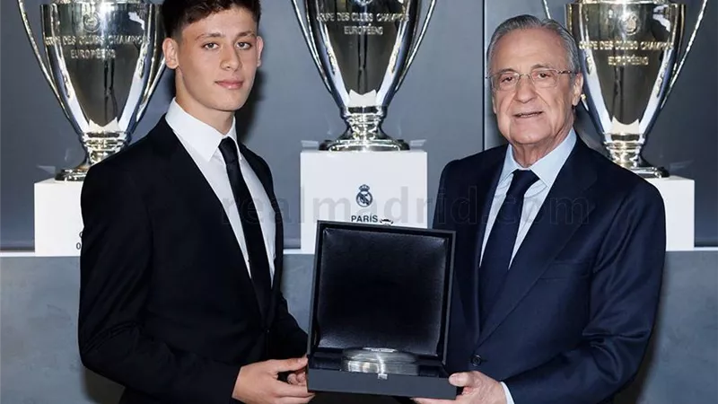 فيديو .. شاهد لحظة توقيع أردا جولر مع ريال مدريد