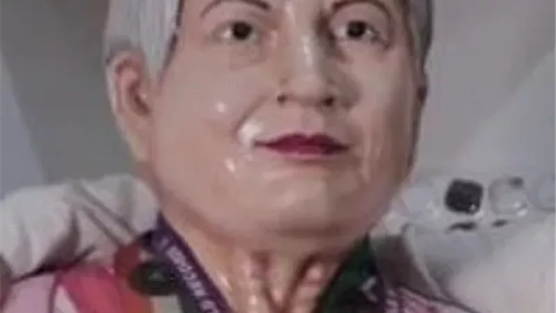 رجل ينحت تمثالاً يشبه زوجته .. لهذا السبب