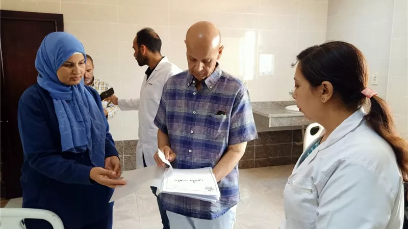 مدير الصحة بالشرقية يتفقد عمل فرق مبادرة ١٠٠ يوم صحة بالعاشر