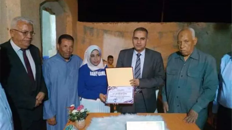 الداخلة تكرم الاولى على الجمهورية بالدبلومات الفنية بمنزلها