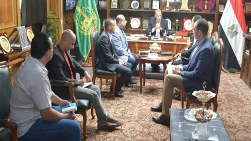 محافظ القليوبية يبحث إنشاء مناطق صناعية جديدة واقامة معارض دائمة