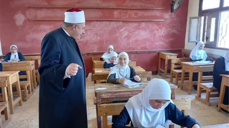 رئيس المعاهد الأزهرية يتفقد طلاب الشهادة الثانوية الأزهرية بأسيوط