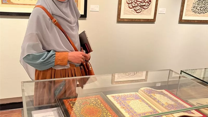 وكيل تعليم دمياط يهنئ مريم على المركز الثانى في دبلوم الخط العربى