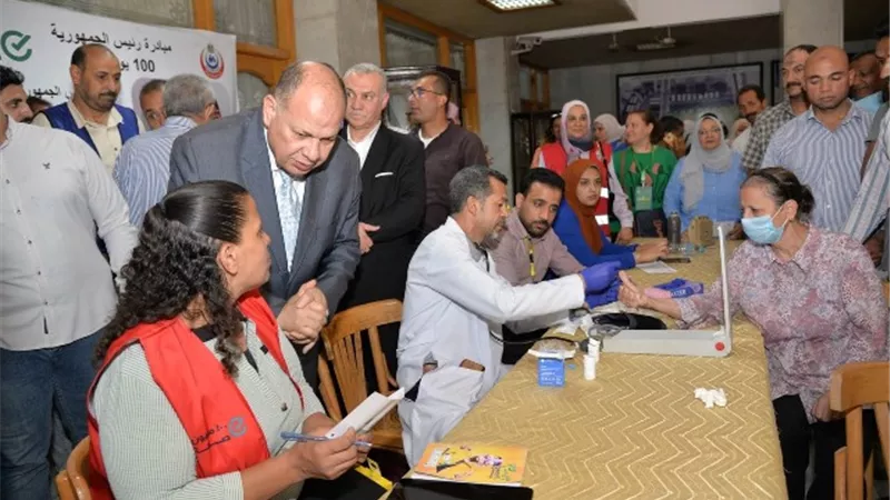 محافظ أسيوط : 200 فرقة طبية تقدم خدماتها للمواطنين بالمجان