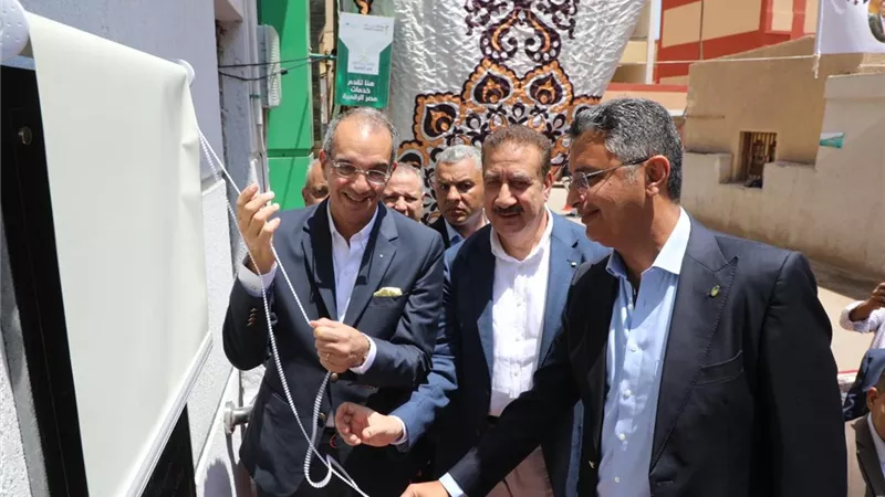وزير الإتصالات يفتتح مشروعات تنموية بقرى حياة كريمة بأشمون