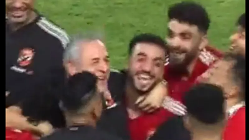 شاهد.. ماذا فعل لاعبو الأهلى مع كولر بعد الفوز على زعيم الثغر؟