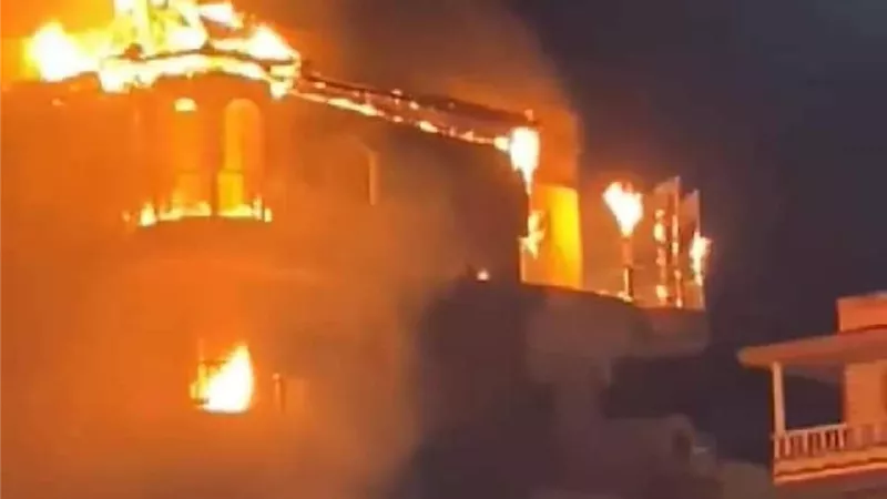 16 مصاب في حريق هائل بسوق آمون بمصيف جمصة بالدقهلية-صور
