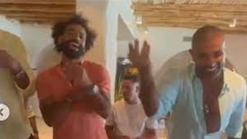 عمرو اديب يهاجم منتقدى ظهور محمد صلاح واحمد سعد الاخيرعلى الهواء