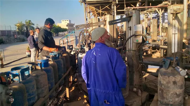رئيس مركز ومدينة سمالوط يتابع العمل داخل محطة تعبئة بوتاجاز شوشة