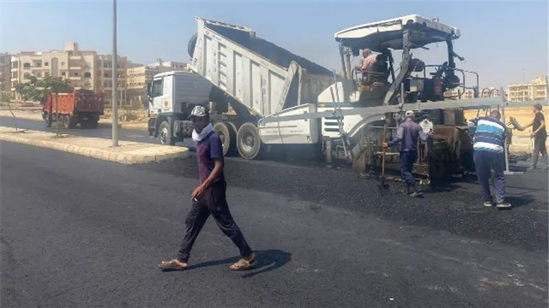 جهاز الشروق يعلن أهم مشروعات الطرق ونسب الإنجاز فى الأحياء.. صور