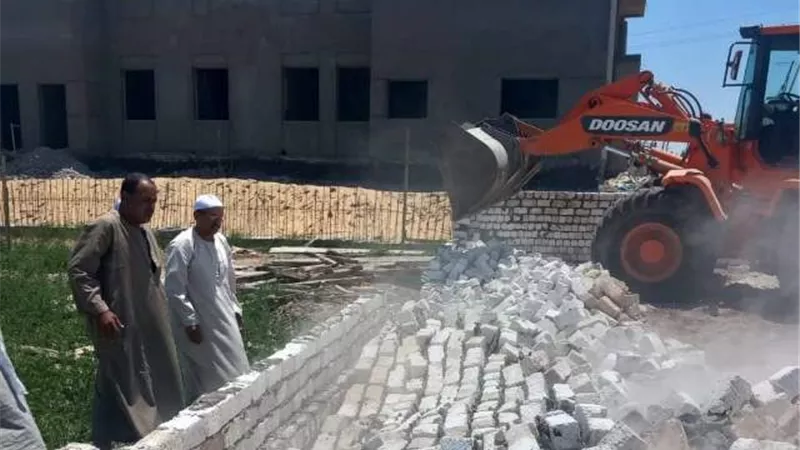 إزالة 20 حالة تعد بالبناء على الأراضي الزراعية فى المنيا