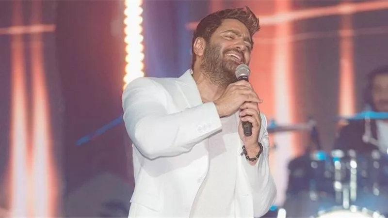 رد فعل تامر حسني بعد اغماء شاب بحفلته فى لبنان