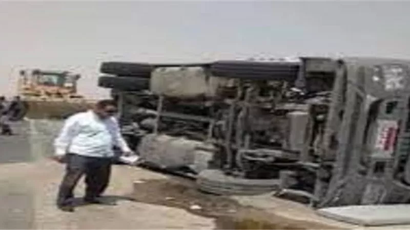 مصرع 3 إثر انقلاب سيارة نقل بيهم في الشيخ زايد