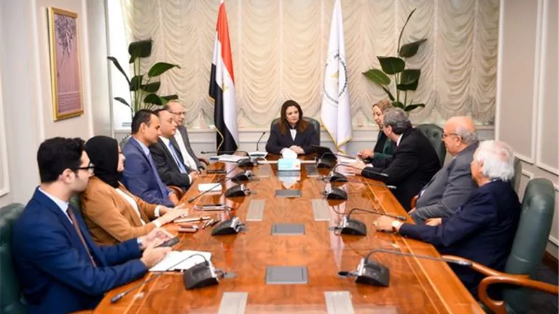 الهجرةتبحث دعم جهود الدولةفى تقديم خدمات طبيةبالقرى الأكثراحتياجا
