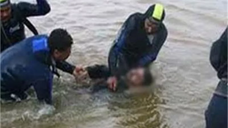 انتشال جثة غريق من نهر النيل فى الوراق