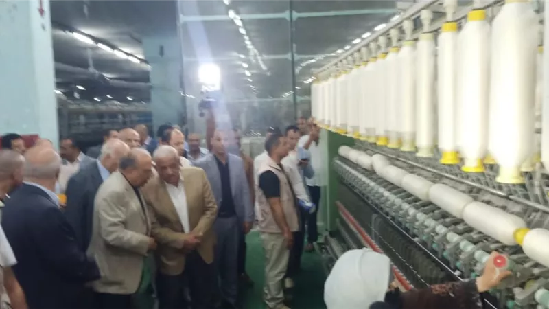 وزير قطاع الأعمال يتفقد مصنع مصر إيران للغزل والنسيج