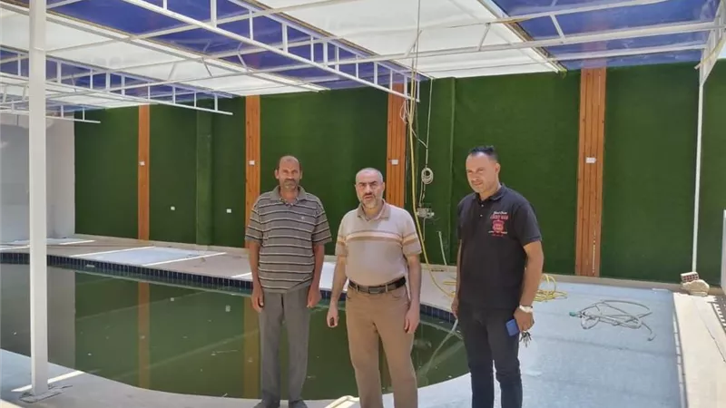 مدير إدارة شباب ديرمواس يتفقد أعمال الإنشاءات في حمام السباحة