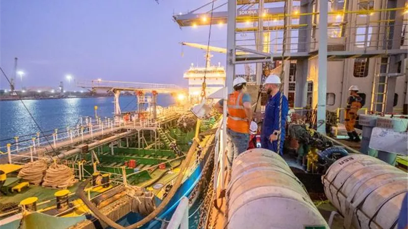 تموين سفينة الحاويات CMA CGM SUEZ بالوقود بميناء السخنة