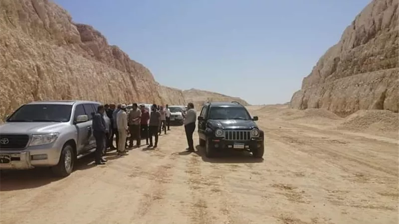 لحين انتهاء الرصف والخدمات غلق طريق تنيدة منفلوط بالوادى الجديد