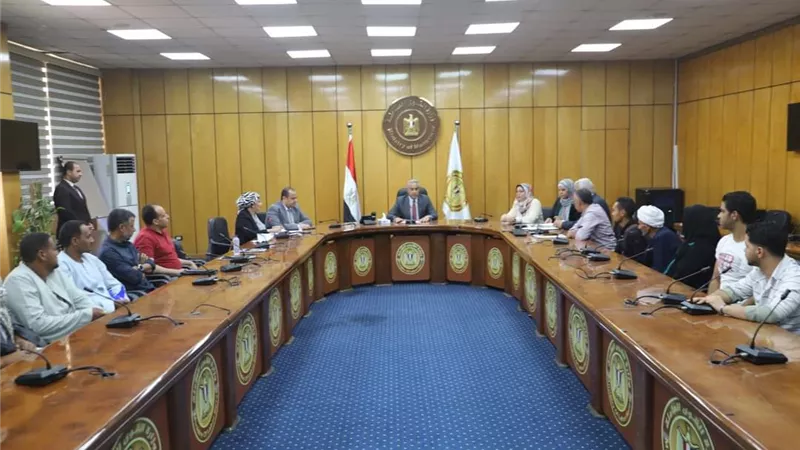 وزير العمل يسلم شيك جديدة لضحايا الحوادث من العمالة غير المنتظمة