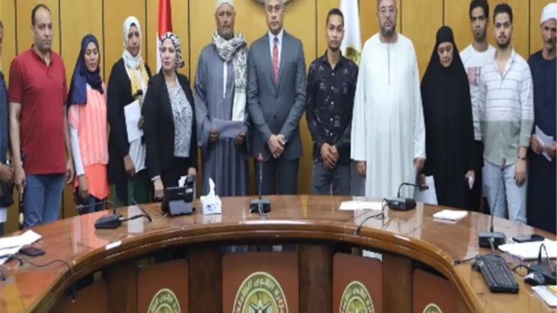 وزير العمل يسلم شيكات بمليون و295 ألفاجنيها لاسر عمالة غير منتظمة
