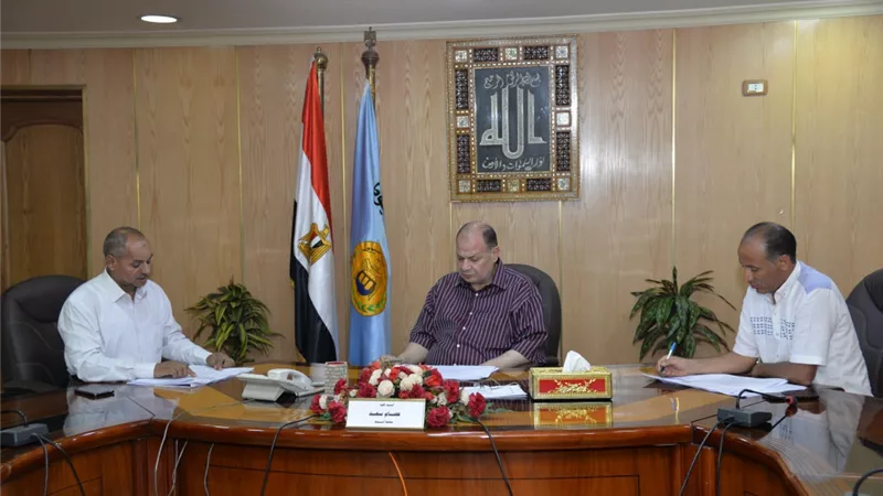 محافظ أسيوط يناقش آخر مستجدات ونسب تنفيذ مشروعات محطات الصرف