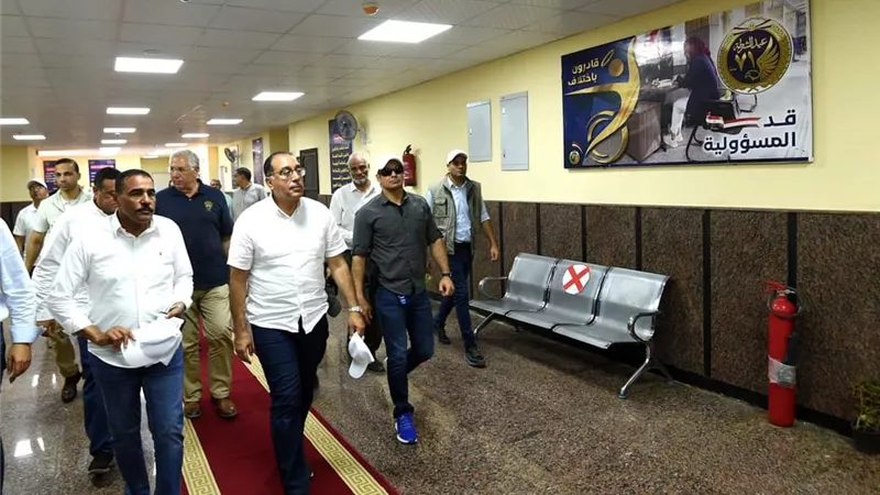 رئيس مجلس الوزراء يتفقد وحدة مرور سيوة