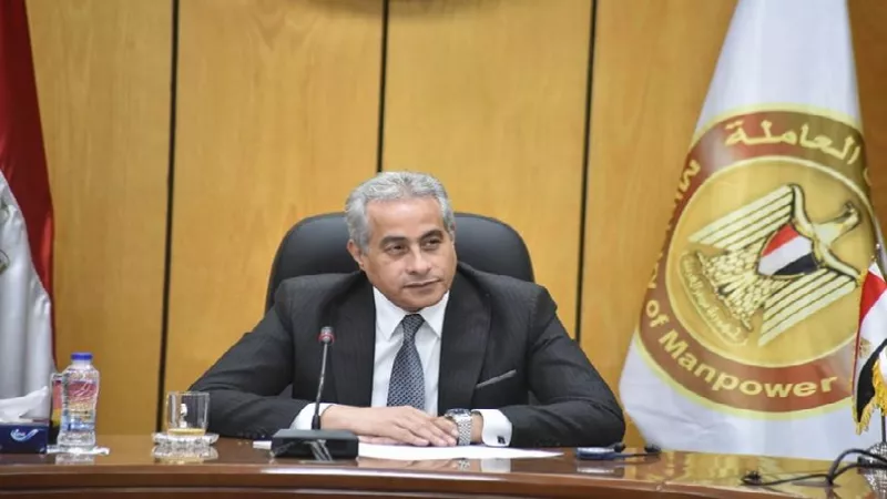 وزير العمل يُسلم شيكات تعويضات بقيمة مليون و295 ألفا و286 جنيها تخص العمالة غير المنتظمة
