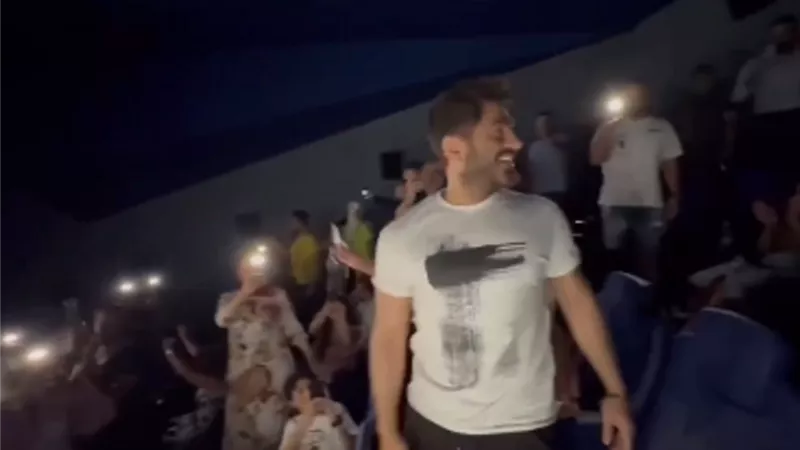 بـ التصفيق والفرحة.. تامر حسني يفاجئ جمهور لبنان فى السينما