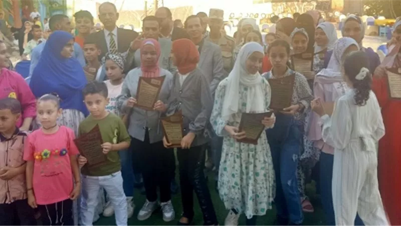 تكريم 100طالب وطالبة بكفر صقر اجتازوا دورات كلية اللغة العربية