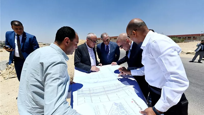 وزير الإسكان يتفقد مشروع منطقة الخدمات بمدينة القاهرة الجديدة