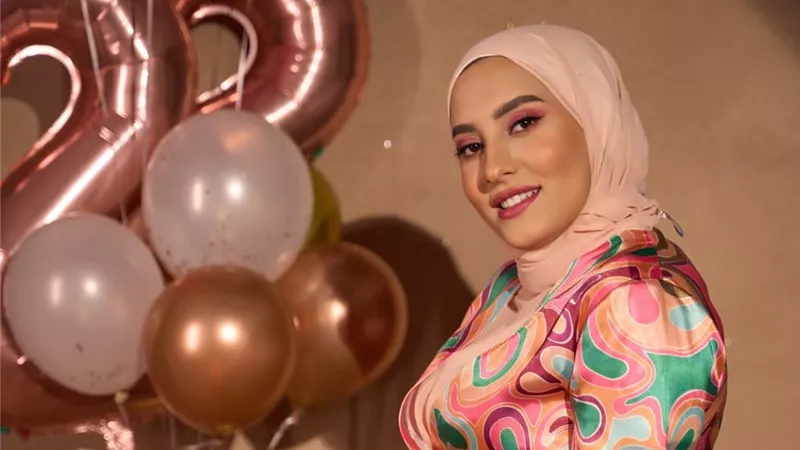 البلوجر أميرة فرج تحتفل بعيد ميلادها الـ 22 وتتألق بإطلالة أنيقة وفستان جذاب