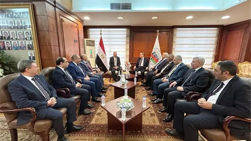 وفد رفيع المستوى برئاسة رئيس المحكمة الدستورية يزور هيئة النيابة