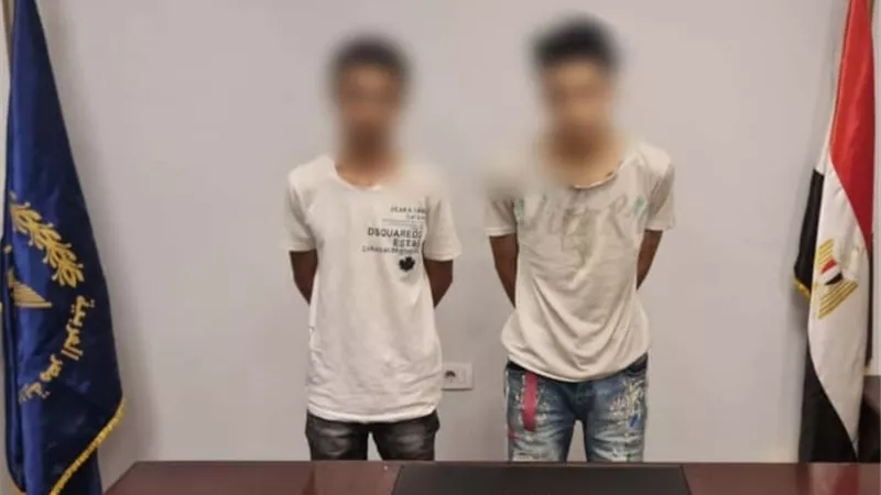ضبط شخصين يديران صفحة على الفيس بوك لبيع الأسلحة النارية والبيضاء