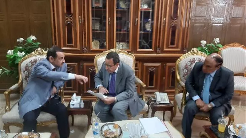 محافظ شمال سيناء يبحث تشغيل قرية كورال بيتش بالعريش