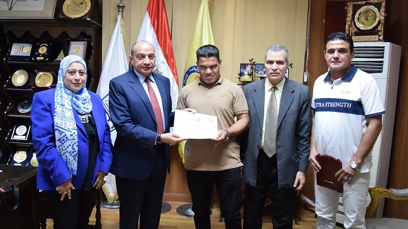 رئيس جامعة بني سويف يكرم ثاني العالم في جودو المكفوفين