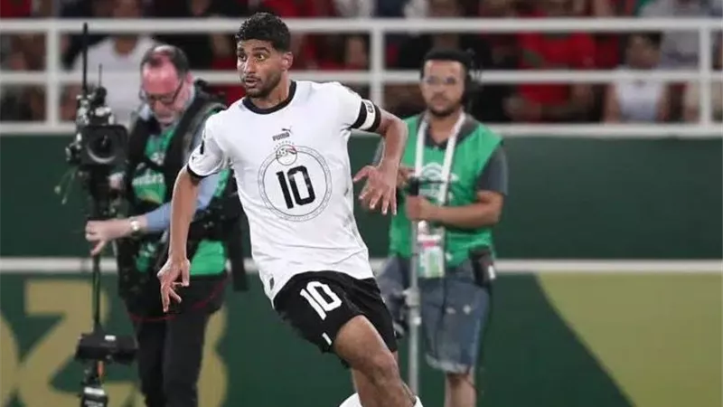 على رأسهم تشيلسي.. العروض الإنجليزية تنهال على نجم منتخب مصر