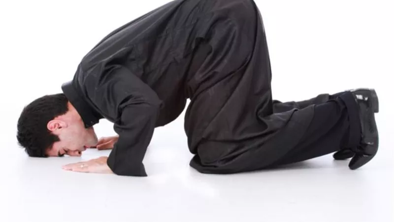 حالة واحدة تُبيح الصلاة بالحذاء كما أمرنا النبيّ