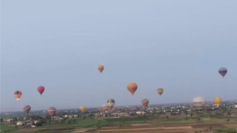 370 سائح على متن 24 رحلة بالون فى سماء الأقصر