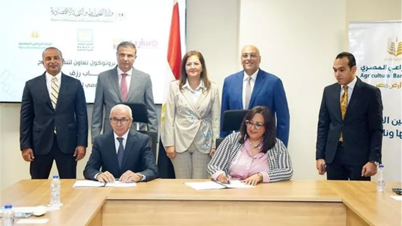 جهاز تنمية المشروعات يوقع عقدًا جديدًا بـ100مليون جنيه
