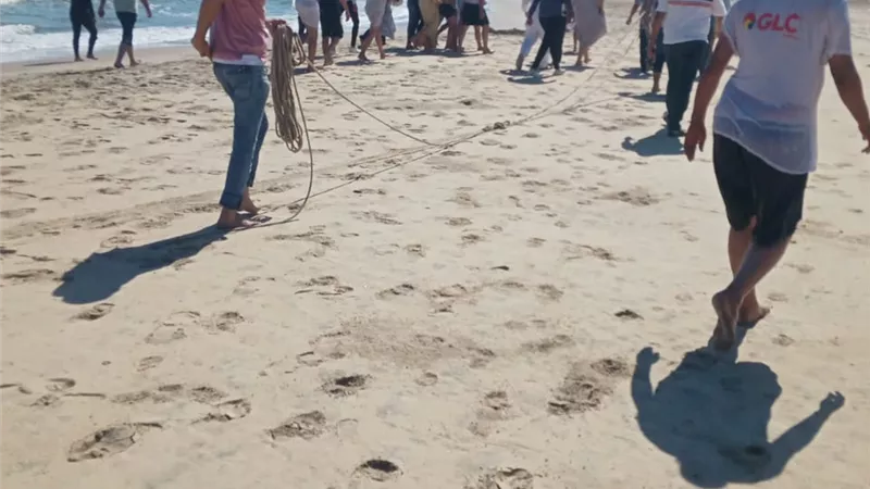 محافظ كفرالشيخ يناشد الأهالي بعد النزول بمياه البحربمصيف في مطوبس