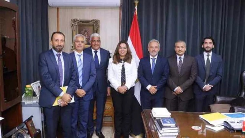 محافظ دمياط تبحث التعاون المشترك بمجالات خدمة المجتمع
