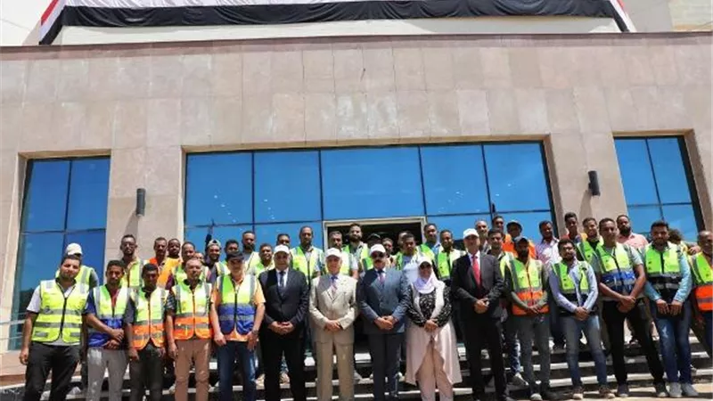 محافظ أسوان ورضا الطايفى يتفقدا التشطيبات النهائية بالمكتبة
